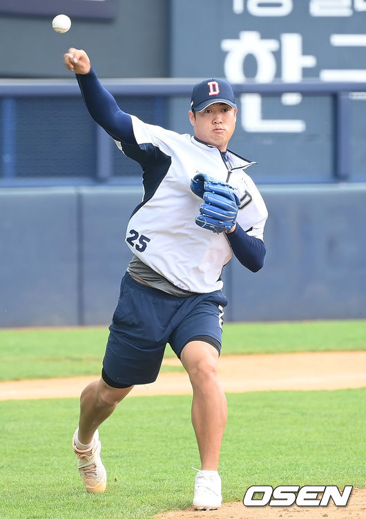 두산 베어스가 2일 오후 서울 잠실야구장에서 훈련을 진행했다.두산 이동원이 수비훈련을 하고 있다. /youngrae@osen.co.kr