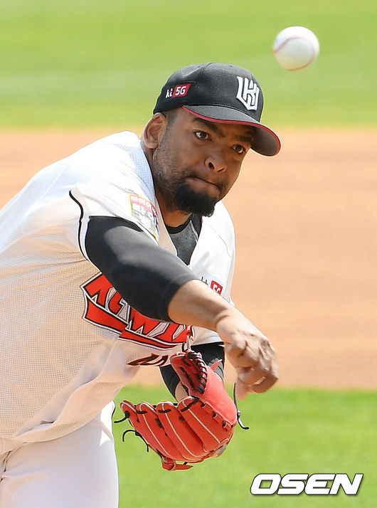 KT 데스파이네가 마운드 위에서 힘차게 공을 뿌리고 있다. /rumi@osen.co.kr