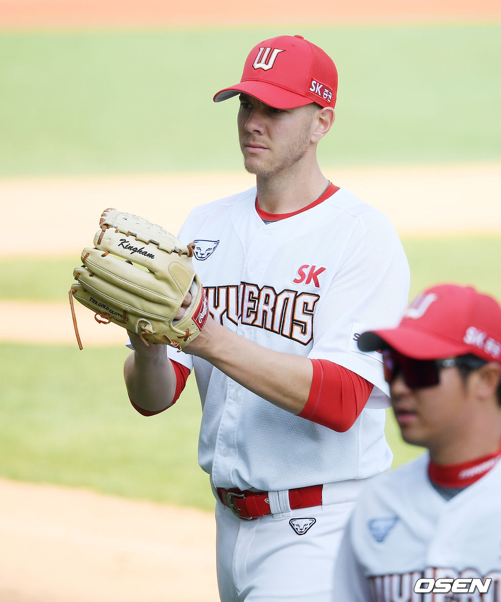 7회초를 마친 SK 킹엄이 덕아웃으로 향하며 박수를 치고 있다./rumi@osen.co.kr