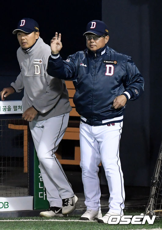 두산 김태형 감독이 선수들에게 지시를 내리고 있다. /cej@osen.co.kr