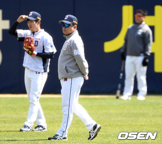 두산 김태형 감독이 선수들의 훈련을 지켜보고 있다. /dreamer@osen.co.kr