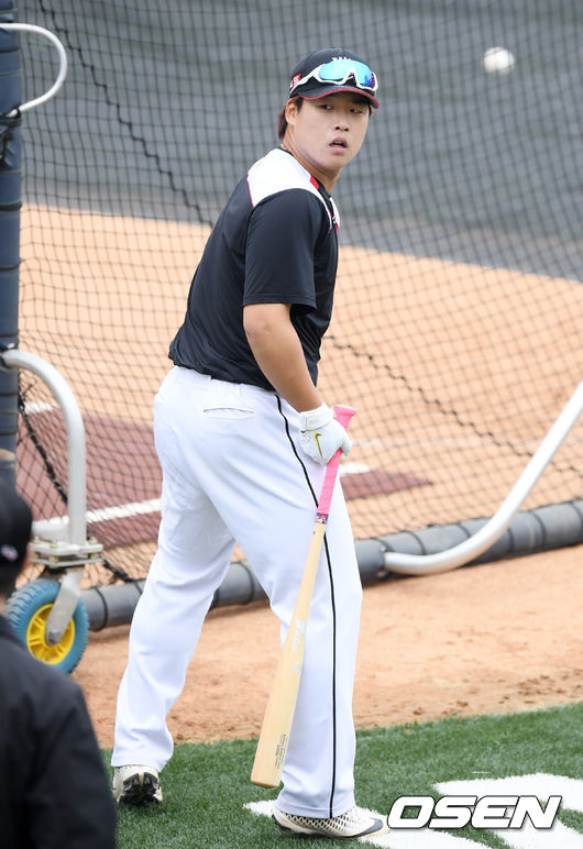 5일 오전 경기도 수원 KT위즈파크에서 열리는 ‘2020 신한은행 SOL KBO리그’ kt wiz와 롯데 자이언츠의 공식 개막전에 앞서 양팀 선수들이 훈련을 가졌다.KT 강백호가 훈련을 하고 있다. /cej@osen.co.kr