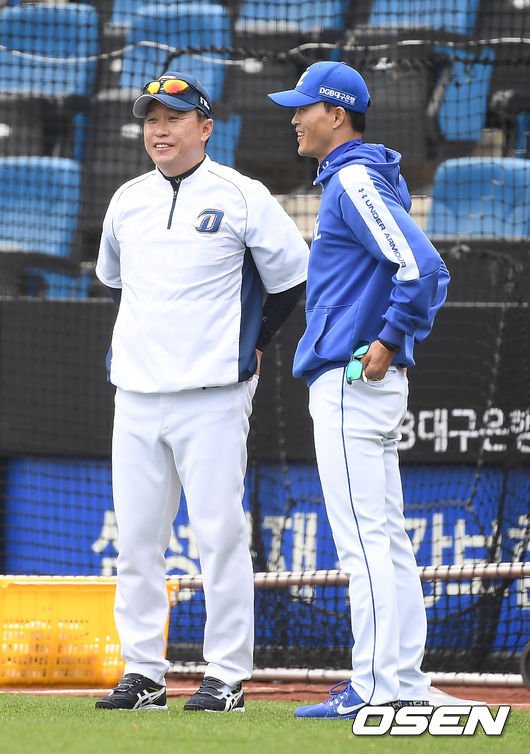 5일 오후 대구 삼성라이온즈파크에서 '2020 신한은행 SOL KBO리그' 개막전 삼성 라이온즈와 NC 다이노스의 경기가 열린다.경기에 앞서 진행된 훈련시간때 NC 이동욱 감독과 삼성 허삼영 감독이 인사를 나누고 있다. /youngrae@osen.co.kr