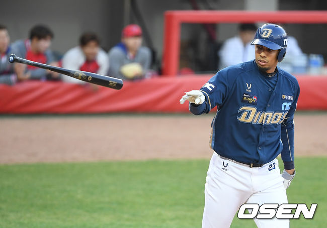 3회초 1사 1,3루 NC 알테어가 몸에 맞는 볼로 출루하고 있다. /youngrae@osen.co.kr 