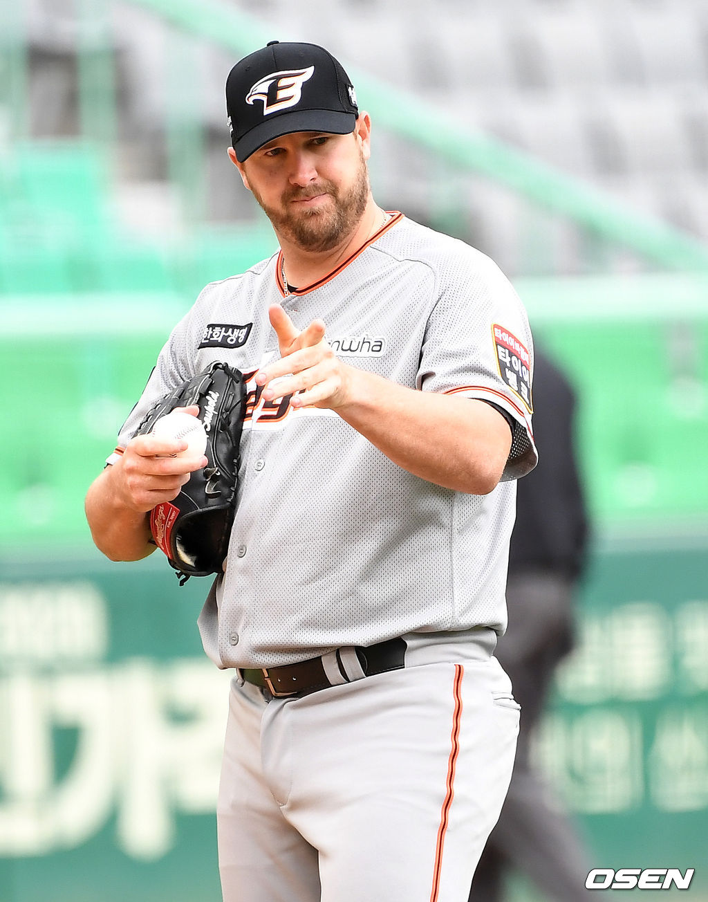 6회말 1사 주자없는 상황 한화 선발 서폴드가 야수들에게 사인을 보내고 있다./ dreamer@osen.co.kr
