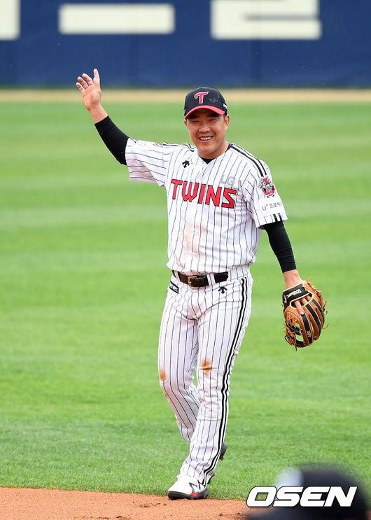 5일 오후 서울 잠실야구장에서 ‘2020 신한은행 SOL KBO 리그’ 두산 베어스와 LG 트윈스의 개막전 경기가 열렸다. 3회초 1사에서 두산 박건우를 호수비로 처리한 LG 정근우가 환호하고 있다. /sunday@osen.co.kr