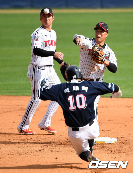 5일 오후 서울 잠실야구장에서 ‘2020 신한은행 SOL KBO 리그’ 두산 베어스와 LG 트윈스의 개막전 경기가 열렸다.7회초 1사 1루에서 LG 정근우가 두산 오재원을 병살타로 처리하고 있다. /sunday@osen.co.kr