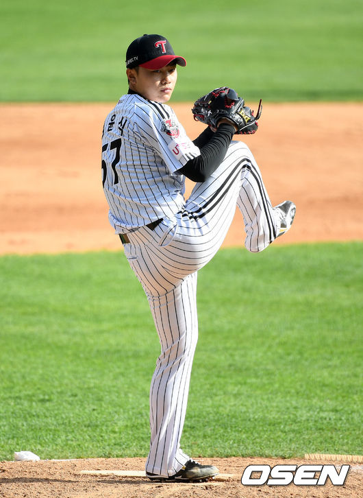 LG는 5일 서울 잠실구장에서 열린 두산과의 개막전에서 8-2로 승리했다. 선발 차우찬은 6이닝 동안 3피안타 7탈삼진 1실점으로 개막전 승리 투수가 됐다. 김민성이 결승 2루타로 선취점을 뽑았고, 김현수는 쐐기 투런 홈런을 쏘아올렸다.9회초 LG 김윤식이 역투하고 있다./sunday@osen.co.kr