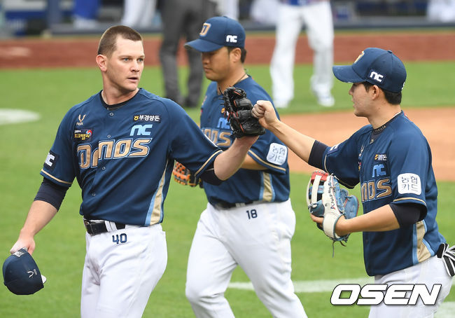 5일 오후 대구 삼성라이온즈파크에서 '2020 신한은행 SOL KBO리그' 개막전 삼성 라이온즈와 NC 다이노스의 경기가 열렸다.6회말 2사 1,3루 NC 루친스키가 삼성 강민호를 유격수 땅볼로 처리한 뒤 박민우와 하이파이브를 하고 있다. /youngrae@osen.co.kr