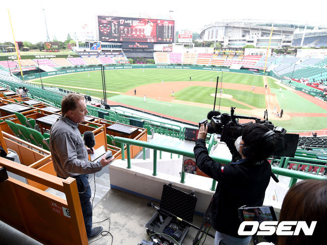 중동 알자지라 방송 취재진이 프로야구 개막을 취재하고 있다. / dreamer@osen.co.kr