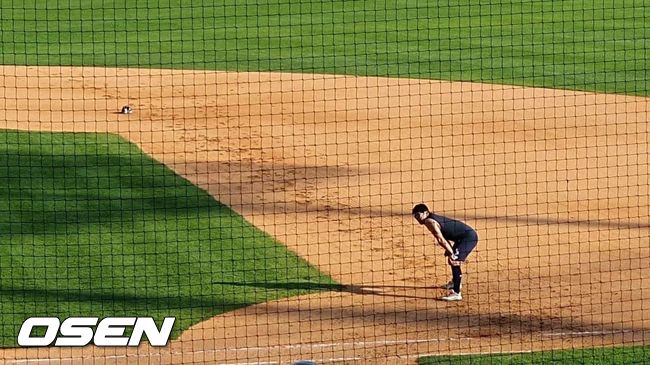 개막전에서 패한 뒤 홀로 훈련하는 두산 최주환. /orange@osen.co.kr