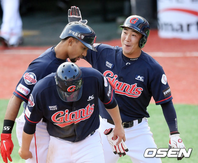5일 오후 경기도 수원 KT위즈파크에서 ‘2020 신한은행 SOL KBO리그’ KT위즈와 롯데 자이언츠의 공식 개막전 경기가 열렸다. 롯데는 투수진의 호투까지 겹치면서 7-2로 허문회 감독에게 데뷔전 승리를 안겼다.7회차 1사 1,2루에서 롯데 마차도가 역전 스리런 홈런을 때려낸 뒤 홈에서 정훈의 축하를 받고 있다. /cej@osen.co.kr