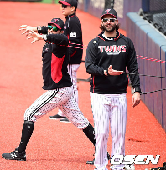 켈리와 윌슨이 튜빙 밴드 훈련을 하고 있다. /soul1014@osen.co.kr