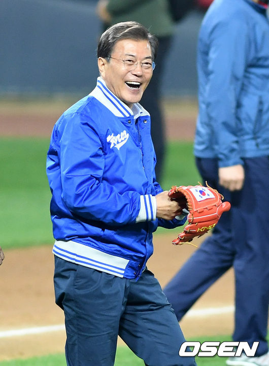 문재인 대통령이 시구자로 나서 그라운드로 향하고 있다. /dreamer@osen.co.kr