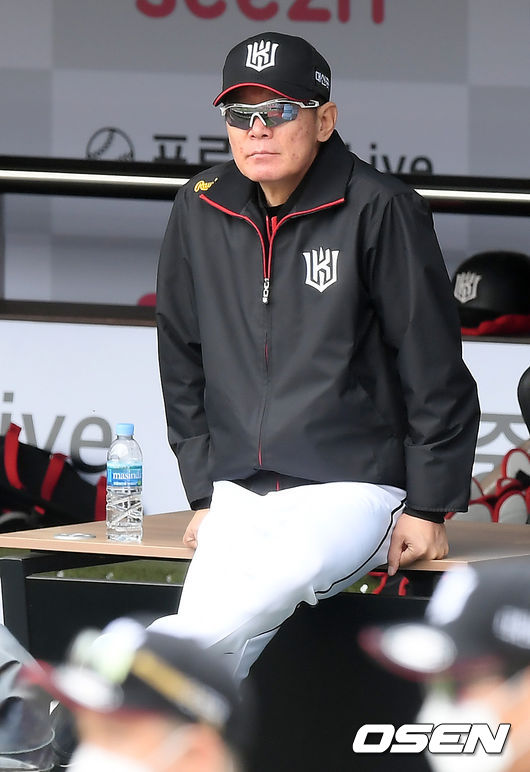 KT 이강철 감독이 훈련 중인 선수들을 지켜보고 있다. /cej@osen.co.kr