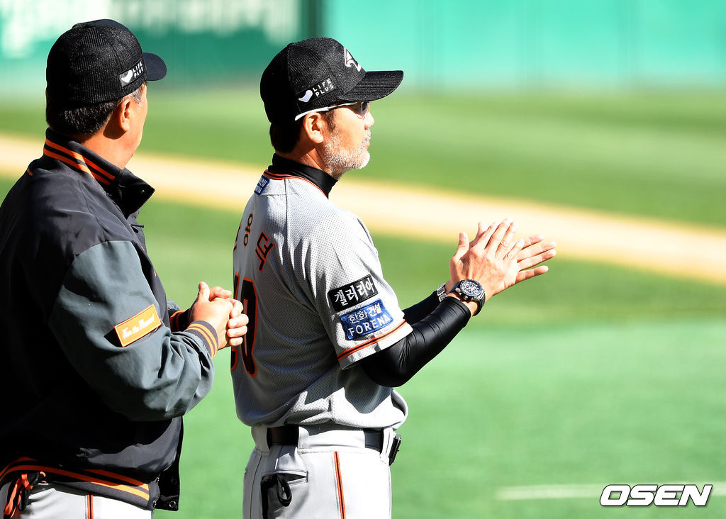 한화 한용덕 감독이 선수들을 맞이하며 박수를 치고 있다. / dreamer@osen.co.kr