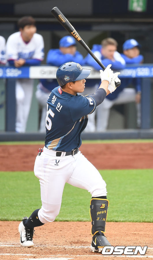 5일 오후 대구 삼성라이온즈파크에서 '2020 신한은행 SOL KBO리그' 개막전 삼성 라이온즈와 NC 다이노스의 경기가 열렸다.6회초 2사 NC 모창민이 솔로 홈런을 때려내고 있다. /youngrae@osen.co.kr