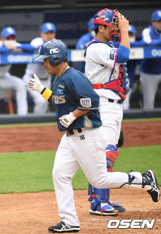 NC는 5일 대구삼성라이온즈파크에서 열린 삼성과의 정규 시즌 개막전에서 선발 드류 루친스키의 6이닝 무실점 쾌투와 나성범, 박석민, 모창민의 홈런에 힘입어 4-0으로 승리했다. 6회초 2사 NC 박석민이 솔로 홈런을 때린 뒤 세레머니를 하고 있다. /youngrae@osen.co.kr