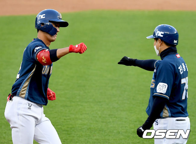 6일 오후 대구 삼성라이온즈파크에서 '2020 신한은행 SOL KBO리그' 삼성 라이온즈와 NC 다이노스의 경기가 열렸다.2회초 1사 2루 NC 노진혁이 투런 홈런을 때려낸 뒤 진종길 코치와 주먹 하이파이브를 하고 있다. /youngrae@osen.co.kr