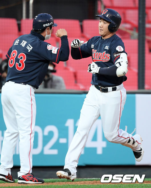 3회초 2사 주자 1,2루 롯데 정훈이 좌월 스리런 홈런을 날린 후 그라운드를 돌고 있다. /rumi@osen.co.kr