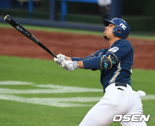 6일 오후 대구 삼성라이온즈파크에서 '2020 신한은행 SOL KBO리그' 삼성 라이온즈와 NC 다이노스의 경기가 열렸다.3회초 1사 NC 알테어가 솔로 홈런을 때려내고 있다. /youngrae@osen.co.kr