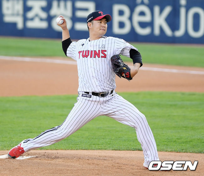 6일 오후 서울 잠실야구장에서 ‘2020 신한은행 SOL KBO리그’ LG 트윈스와 두산 베어스의 경기가 열렸다. 1회초 LG 선발투수 송은범이 공을 뿌리고 있다. /cej@osen.co.kr