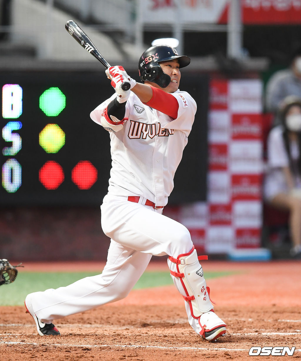 3회말 2사 1루 SK 한동민이 2점 홈런을 날리고 있다. 개인통산 100홈런. /    soul1014@osen.co.kr