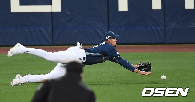 6일 오후 대구 삼성라이온즈파크에서 '2020 신한은행 SOL KBO리그' 삼성 라이온즈와 NC 다이노스의 경기가 열렸다.5회말 2사 NC 알테어가 삼성 김동엽의 타구를 잡으려고 몸을 날리고  있다. /youngrae@osen.co.kr