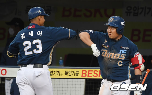 6일 오후 대구 삼성라이온즈파크에서 '2020 신한은행 SOL KBO리그' 삼성 라이온즈와 NC 다이노스의 경기가 열렸다.3회초 1사 NC 알테어가 솔로 홈런을 때려낸 뒤 양의지와 팔꿈치 세레머니를 하고 있다. /youngrae@osen.co.kr