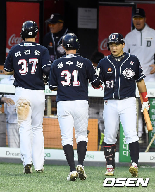 3회초 무사 만루에서 두산 오재일의 좌전 2타점 2루타 때 홈을 밟은 박건우와 정수빈이 최주환과 하이파이브를 하고 있다. /cej@osen.co.kr