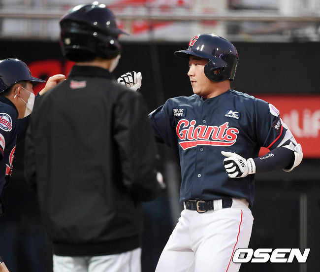 3회초 2사 주자 1,2루 롯데 정훈이 좌월 스리런 홈런을 날린 후 홈을 밟고 있다. /rumi@osen.co.kr