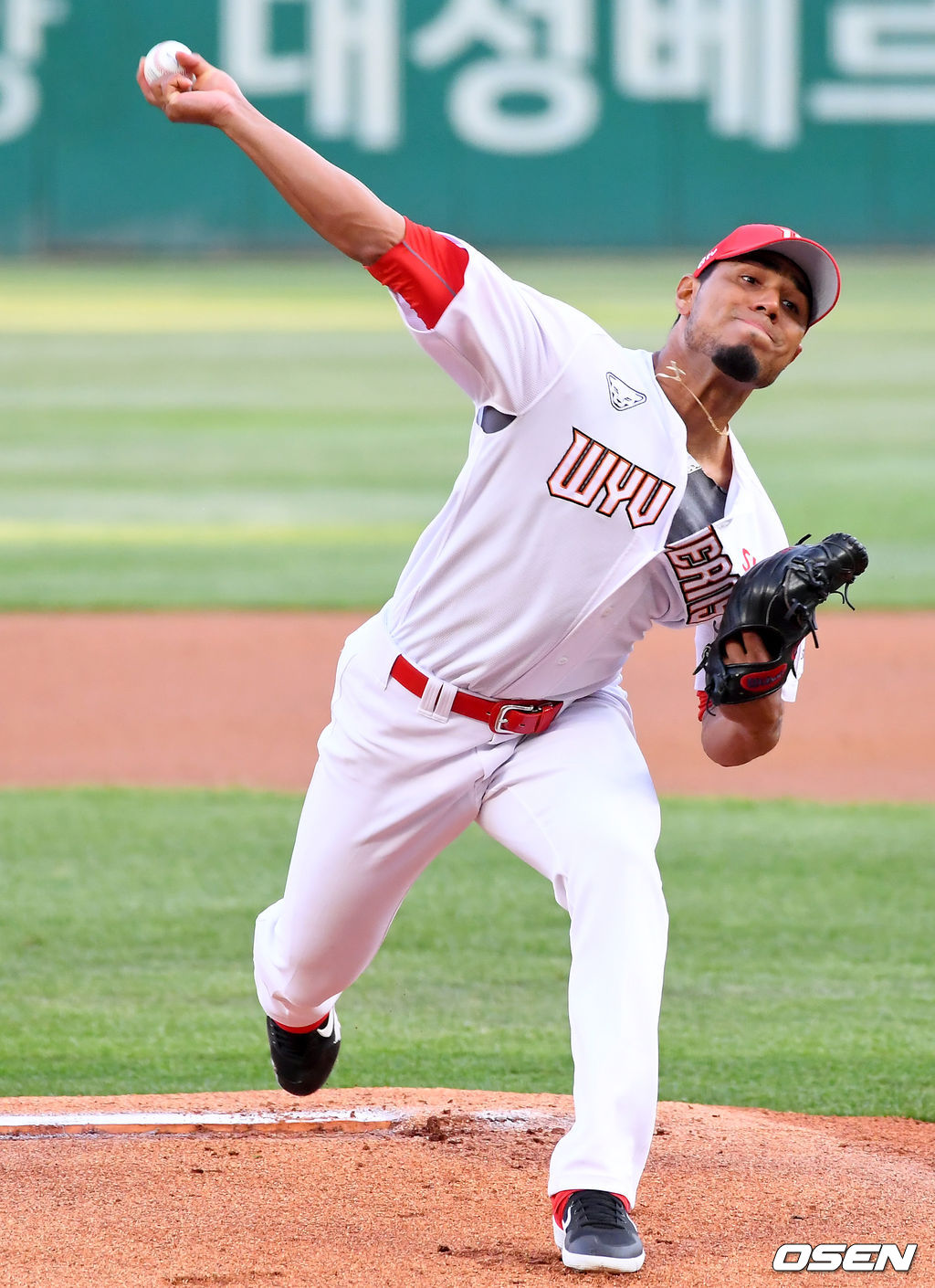 SK 선발투수 핀토가 마운드에 올라 공을 힘차게 뿌리고 있다./ksl0919@osen.co.kr