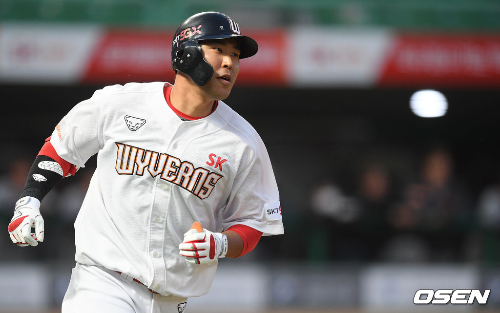 3회말 2사 1루 SK 한동민이 2점 홈런을 날리고 베이스를 돌고 있다. 이 홈런은 한동민의 개인통산 100홈런.. /    soul1014@osen.co.kr