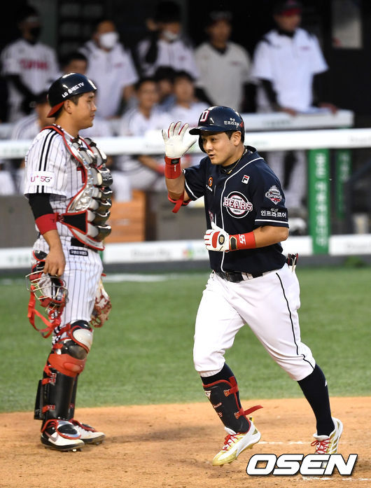 3회초 1사 3루 상황 두산 최주환이 달아나는 투런포를 날리고 홈을 밟고 있다. / dreamer@osen.co.kr