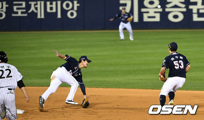 6회말 무사 1, 2루 상황 LG 라모스의 내야 땅볼 때 두산 2루수 최주환이 포구 실책을 범하고 있다. / dreamer@osen.co.kr