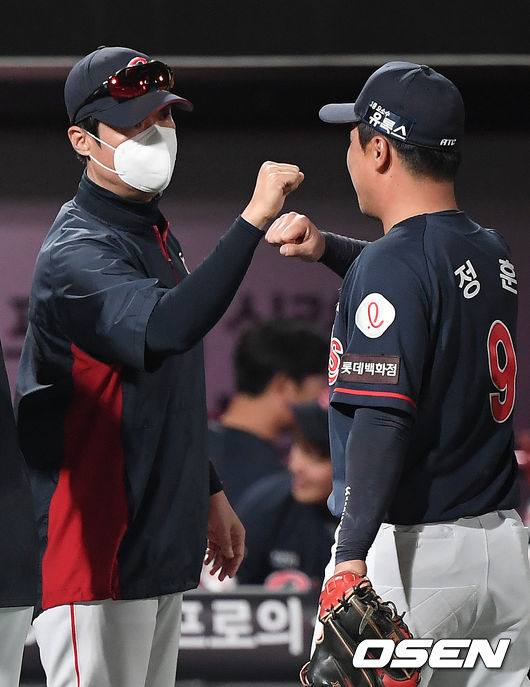 경기를 마치고 롯데 허문회 감독이 정훈과 하이파이브를 하고 있다. /rumi@osen.co.kr