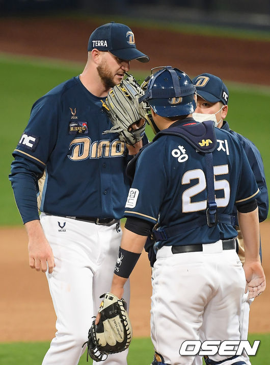 6일 오후 대구 삼성라이온즈파크에서 '2020 신한은행 SOL KBO리그' 삼성 라이온즈와 NC 다이노스의 경기가 열렸다.4회말 1사 1,2루 NC 라이트가 양의지와 이야기를 나누고 있다. /youngrae@osen.co.kr