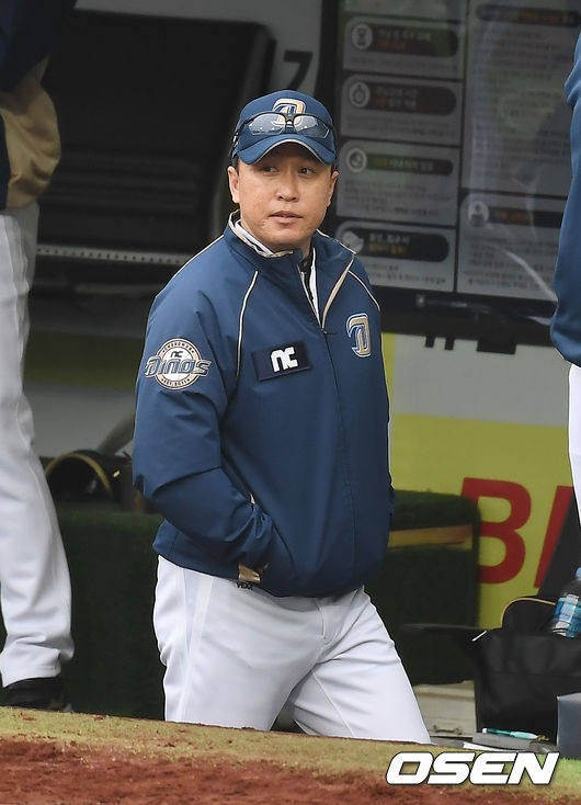 5일 오후 대구 삼성라이온즈파크에서 '2020 신한은행 SOL KBO리그' 개막전 삼성 라이온즈와 NC 다이노스의 경기가 열렸다.NC 이동욱 감독이 경기를 지켜보고 있다. /youngrae@osen.co.kr