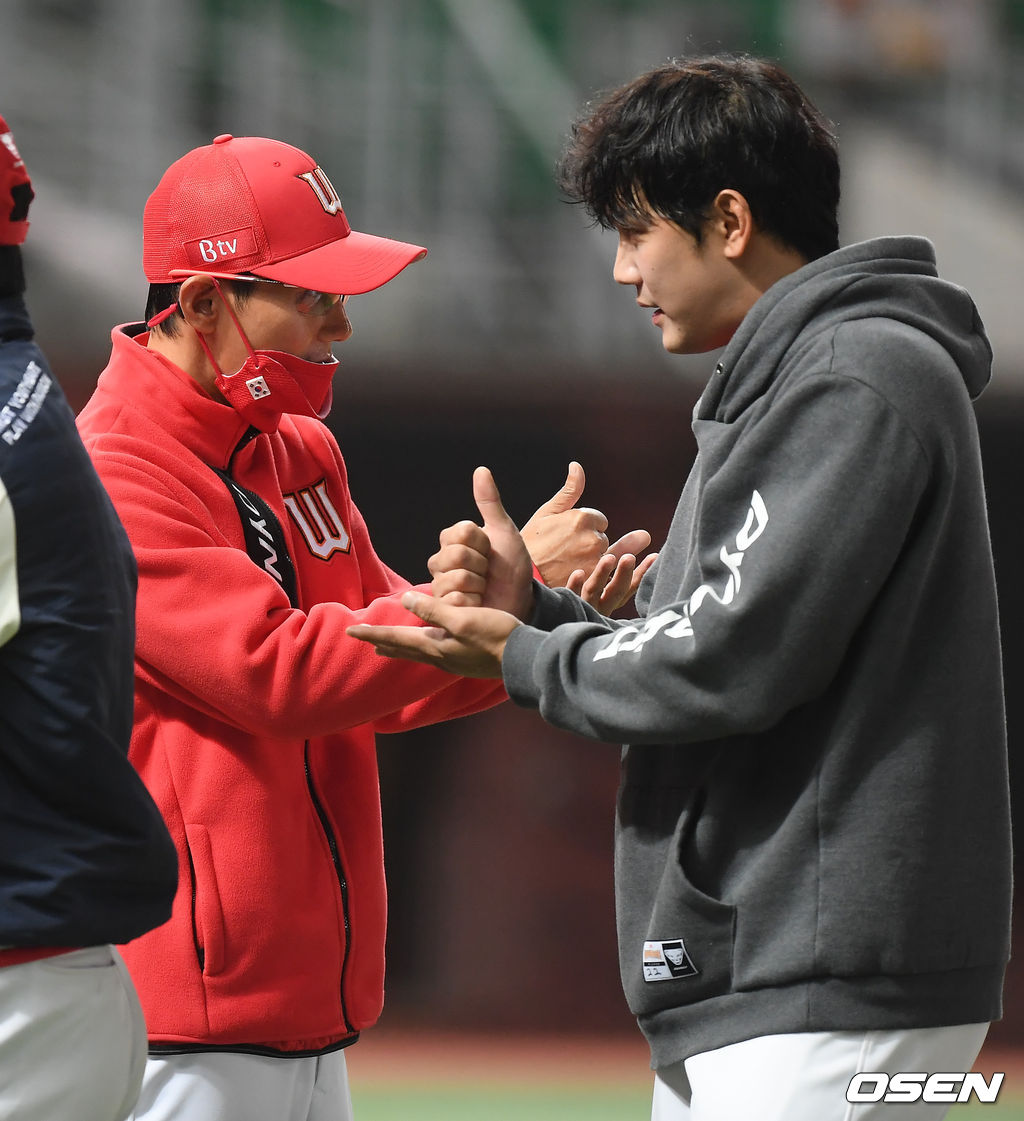 경기종료 후 염경엽 감독이 서진용과 덕분에 세리머니를 하고 있다./   soul1014@osen.co.kr