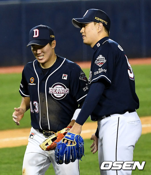 6회말 1사 만루 상황 LG 김민성을 병살로 이끈 두산 선발 이영하와 3루수 허경민이 더그아웃으로 향하며 인사를 나누고 있다. / dreamer@osen.co.kr
