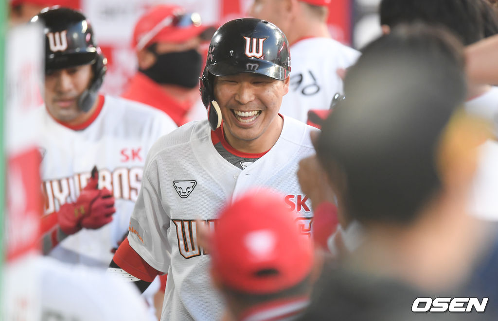 3회말 2사 1루 SK 한동민이 2점 홈런을 날리고 동료들의 축하를 받고 있다. 개인통산 100홈런. /    soul1014@osen.co.kr