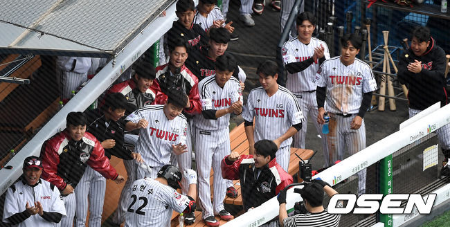 5일 오후 서울 잠실야구장에서 ‘2020 신한은행 SOL KBO 리그’ 두산 베어스와 LG 트윈스의 개막전 경기가 열렸다.3회말 2사 2루에서 LG 김현수가 좌월 투런 홈런을 치고 더그아웃에서 동료들의 축하를 받고 있다. /sunday@osen.co.kr