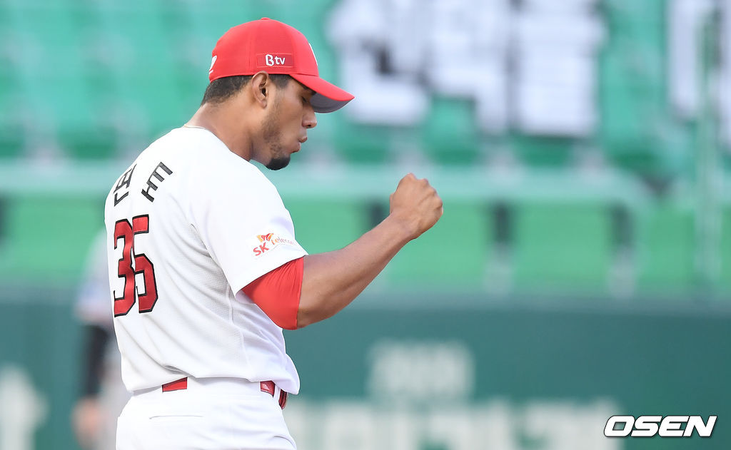 2회초 무사 1루 한화 송광민의 병살타때 SK 핀토가 환호하고 있다. /    soul1014@osen.co.kr