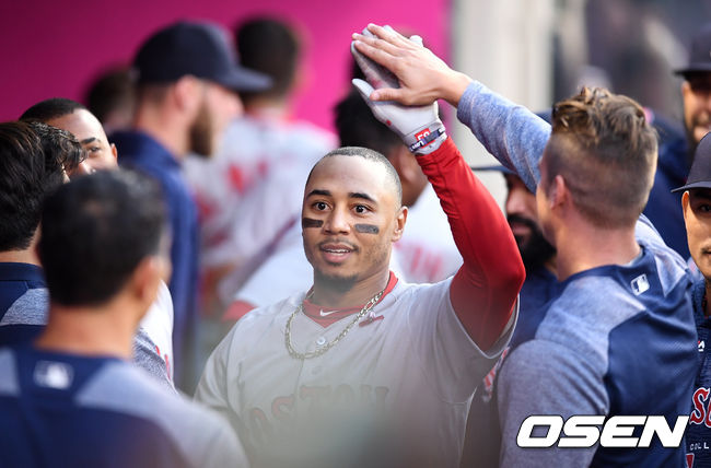 1회초 무사 보스턴 무키 베츠가 솔로 홈런을 때린 뒤 동료들과 하이파이브를 하고 있다. / youngrae@osen.co.kr