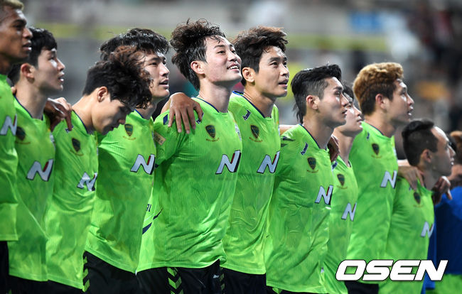 경기를 마치고 전북 선수들이 서포터즈와 승리를 기뻐하고 있다. /jpnews@osen.co.kr