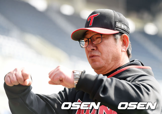 LG 류중일 감독이 인터뷰를 하고 있다. /youngrae@osen.co.kr 