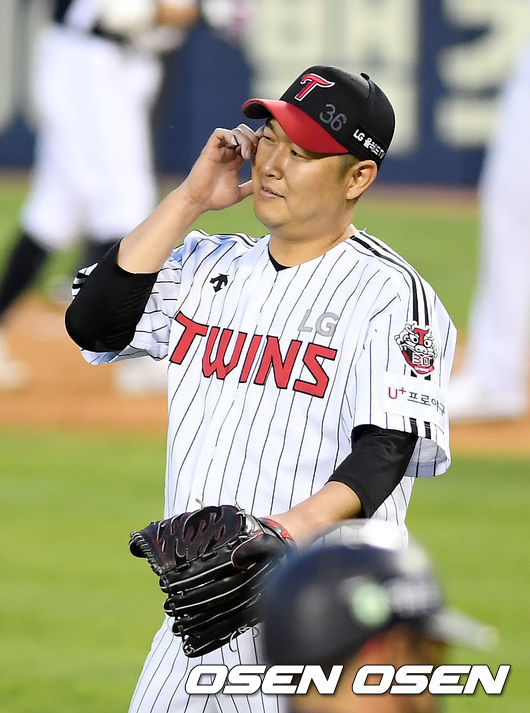 6일 오후 서울 잠실야구장에서 ‘2020 신한은행 SOL KBO리그’ LG 트윈스와 두산 베어스의 경기가 열렸다. 3회초 5실점을 허용한 LG 송은범이 강판되고 있다. /cej@osen.co.kr