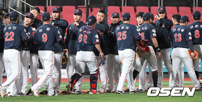 경기를 마치고 롯데 선수들이 그라운드 위에서 하이파이브를 하고 있다. /rumi@osen.co.kr