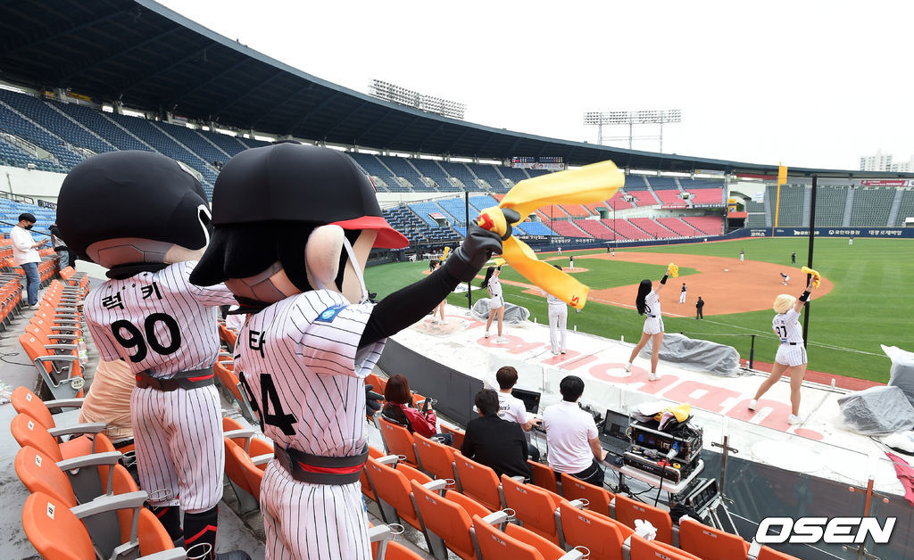 5일 오후 서울 잠실야구장에서 ‘2020 신한은행 SOL KBO 리그’ 두산 베어스와 LG 트윈스의 개막전 경기가 열렸다.응원단이 응원을 펼치고 있다. /sunday@osen.co.kr