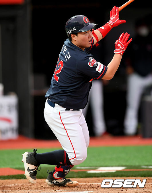 7일 오후 수원 KT위즈파크에서 ‘'2020 신한은행 SOL KBO 리그’ KT 위즈와 롯데 자이언츠의 경기가 열렸다.2회초 2사 1,2루 상황, 롯데 정보근이 1타점 적시타를 날리고 있다./ksl0919@osen.co.kr